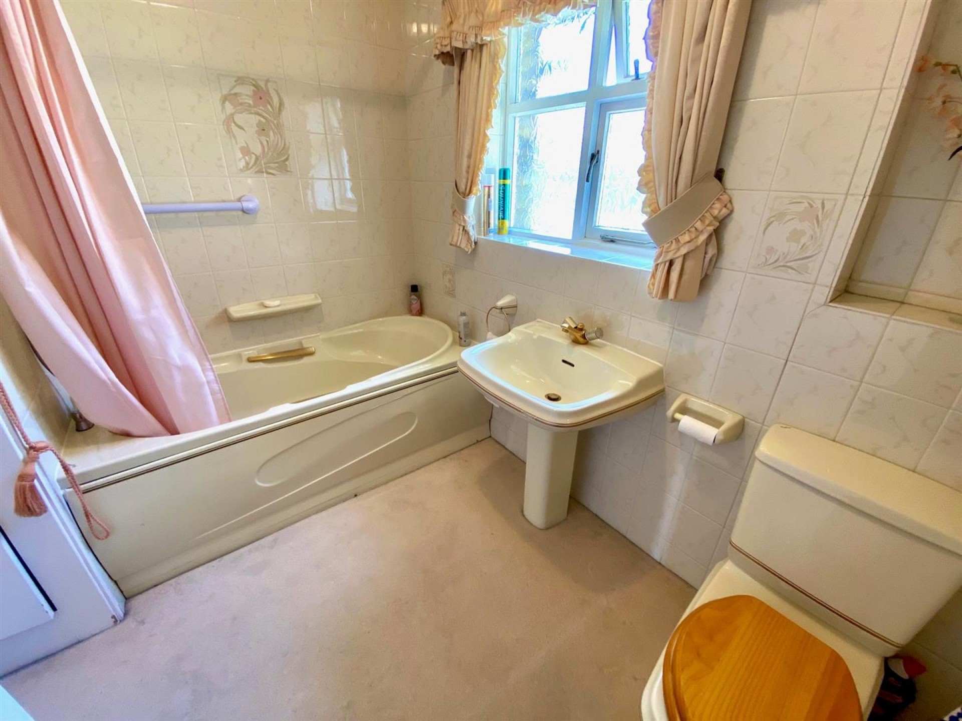 Images for Broadgate, Almondbury, Huddersfield