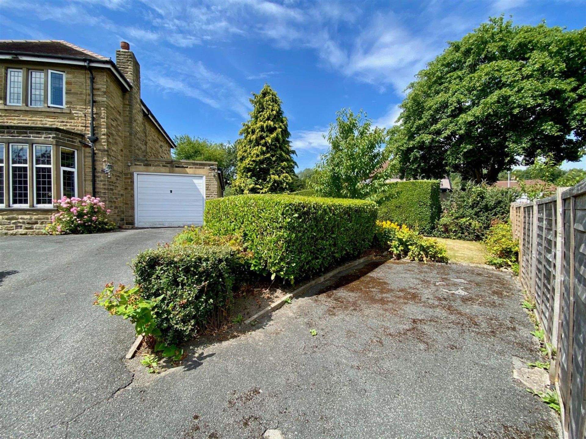 Images for Broadgate, Almondbury, Huddersfield