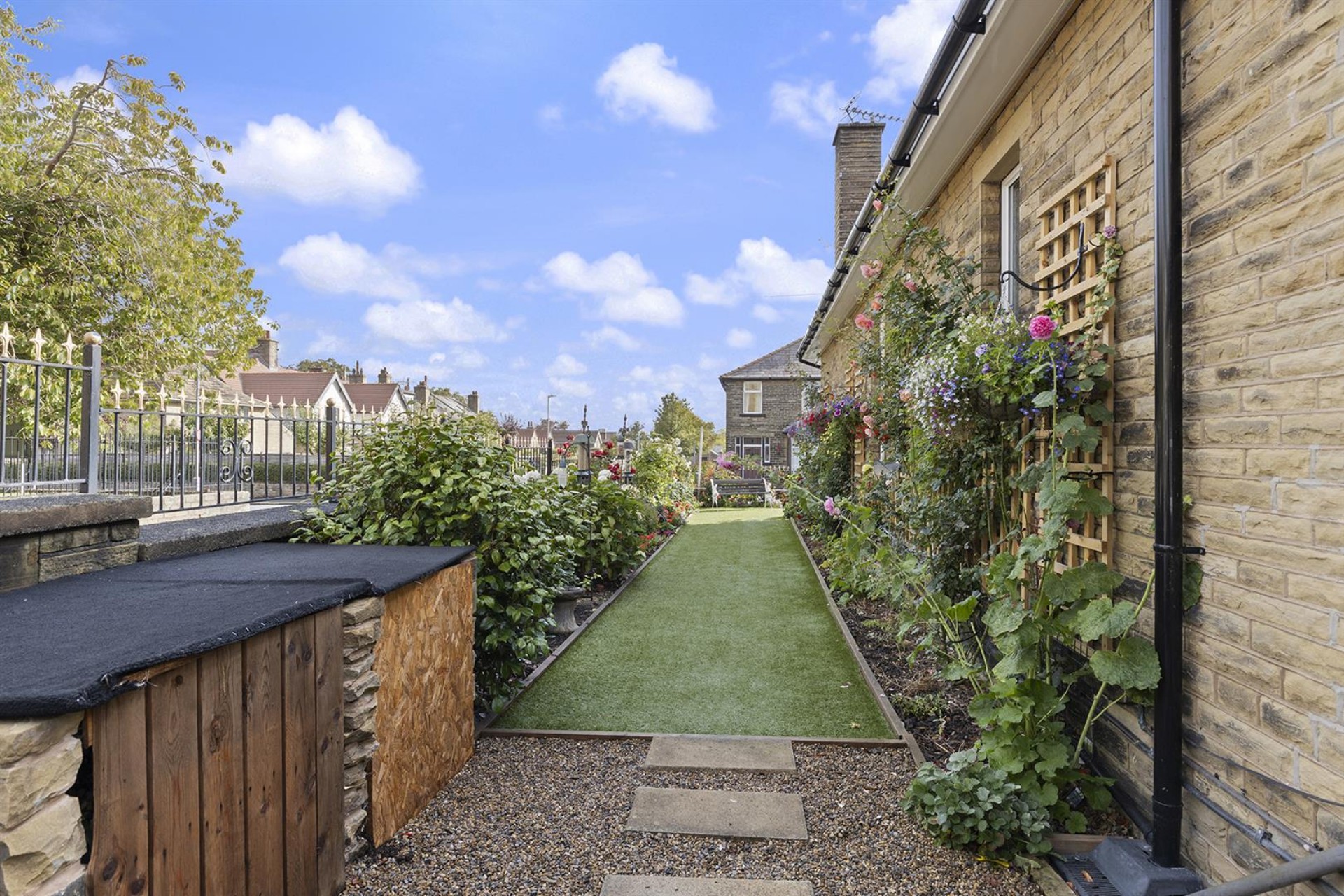 Images for Winona, Linden Road, Hullen Edge, Elland