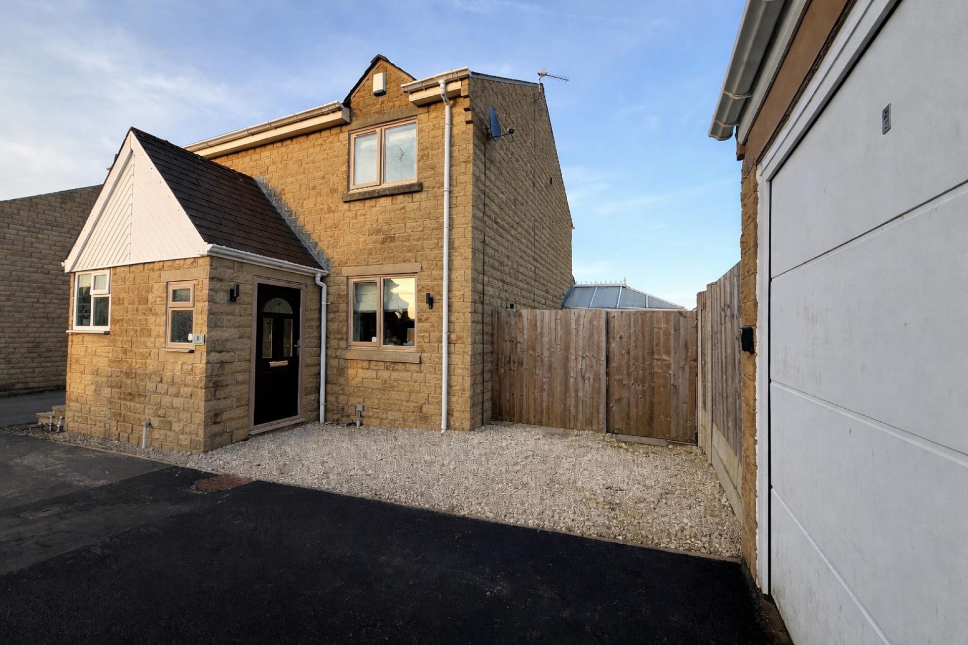 Images for Oliver Meadows, Lower Edge, Elland