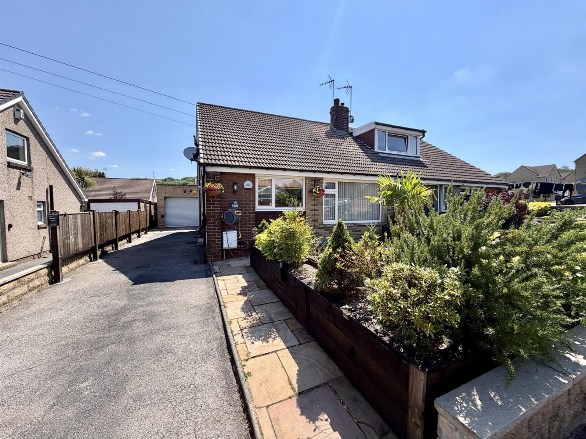 Images for 15 Crestfield Drive, Elland